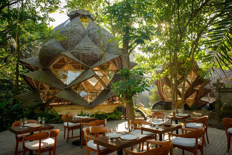 E.A.R.T.H Restaurant & Lounge