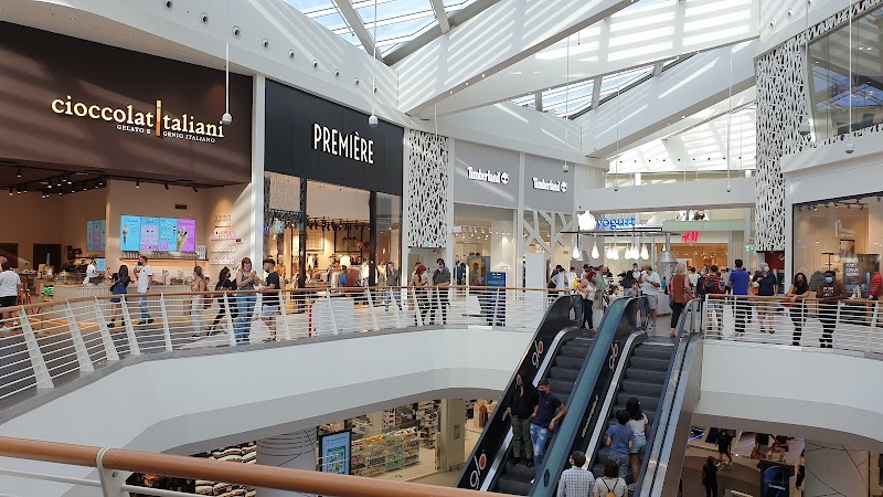 Maximo Shopping Center